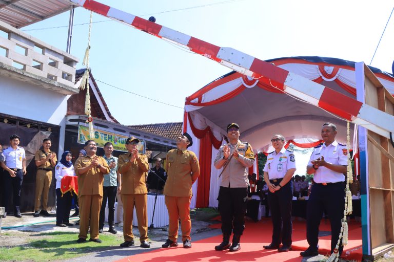 Jelang Nataru, Kapolres Bersama Forkopimda Ngawi Resmikan Pos Penjagaan dan Palang Pintu Perlintasan Kereta Api