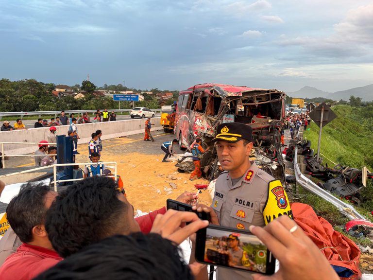 Gerak Cepat Polisi Evakuasi Korban Kecelakaan Bus di Tol Pandaan – Malang