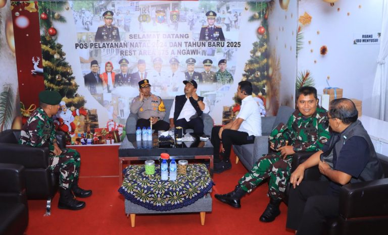 Kapolres bersama Forkopimda Ngawi Kunjungi Posyan dan Pospam di Malam Natal 2024