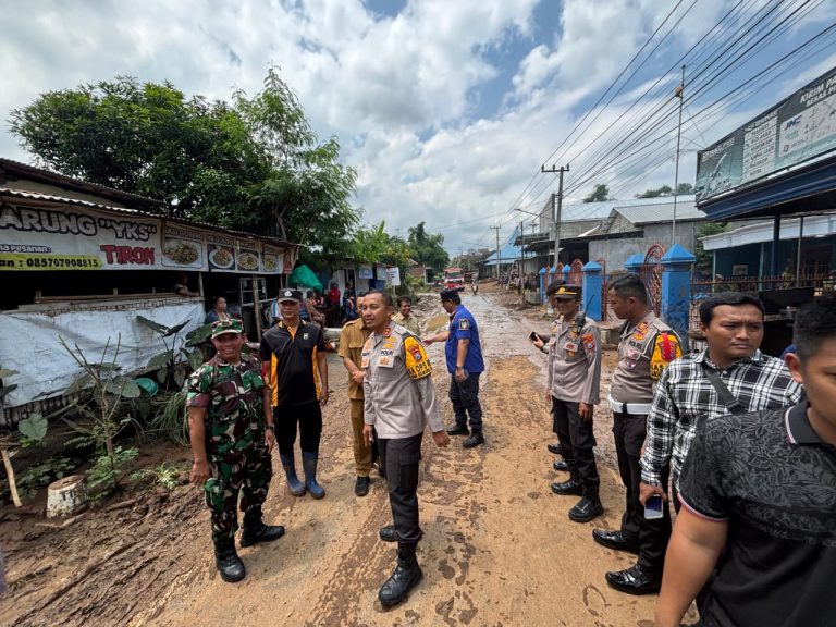 Kolaborasi Polres Kediri Kota Bersama TNI dan Pemkab Tangani Banjir di Desa Tiron