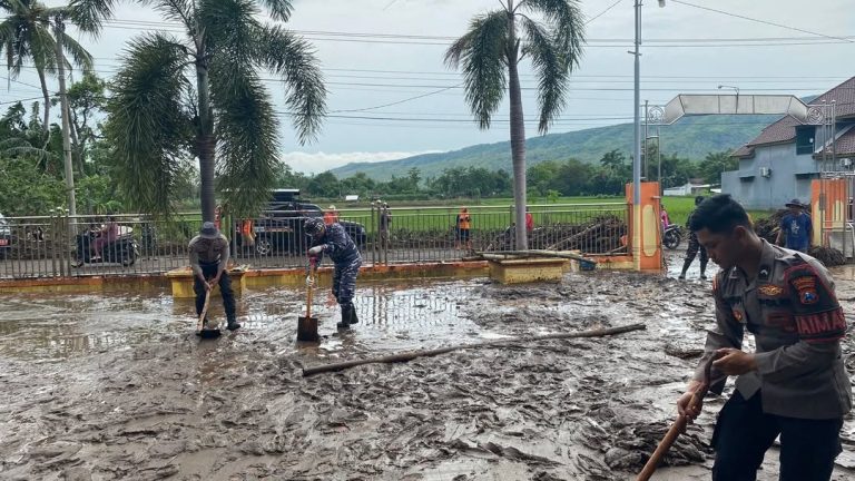 Sinergitas Polisi Bersama TNI dan Warga Bersihkan Lumpur Pasca Banjir di Situbondo