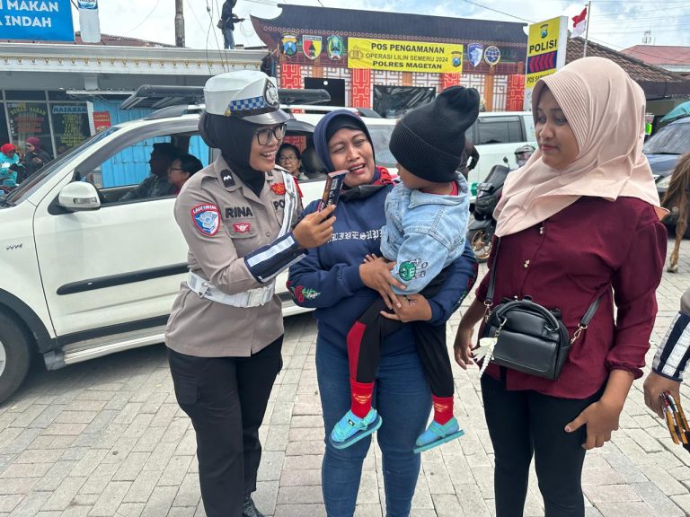 Operasi Lilin Semeru, Polres Magetan Gelar Patroli dan Berbagi Coklat di Lokasi Wisata Sarangan