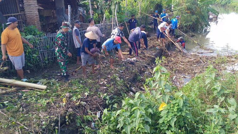 Polres Nganjuk Apresiasi Kerja Bakti Bersihkan Kali Apur di Jogomerto