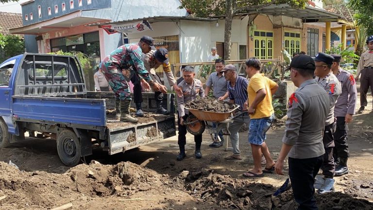 Gercep TNI, BPBD dan Polri membantu dampak banjir.