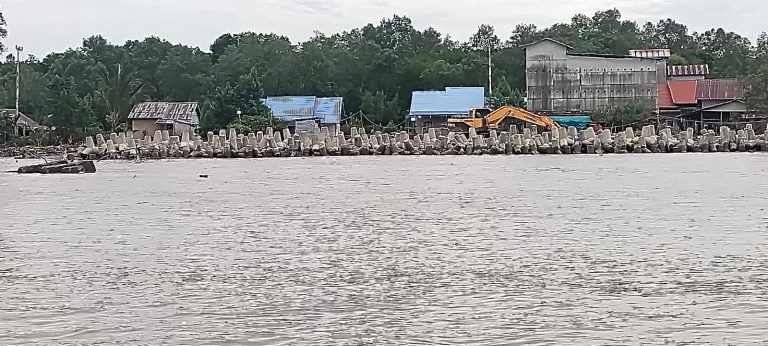 Pekerjaan Abrasi Pantai Desa Kuala Karang Diduga Kuat Jadi Sarang Korupsi Proyek Abrasi Pantai Desa Kuala Karang Jadi Sorotan Publik, Dugaan Kuat Sarang Korupsi Berjemaah