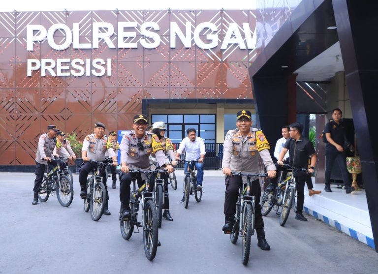 Pastikan Pergantian Tahun Baru di Kota Kondusif, Kapolres Ngawi Patroli Gunakan Sepeda Angin