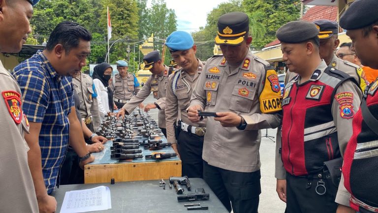 Kapolres Periksa Senjata Api Milik Anggota Polres Lumajang