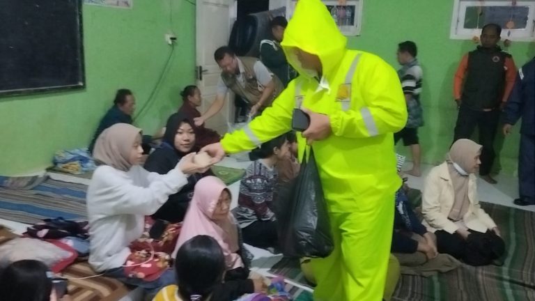 Tanggap Bencana Polisi Bersama TNI dan BPBD Evakuasi Korban Pergeseran Tanah di Pasuruan