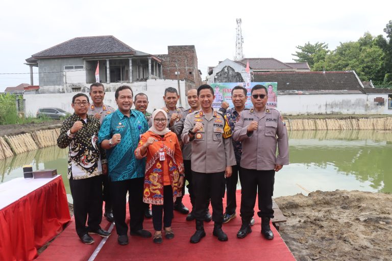 Dukung program Ketahanan Pangan Polres Bojonegoro bersama pemkab dan Kodim 0813 Tebar Benih Ikan di kolam polres