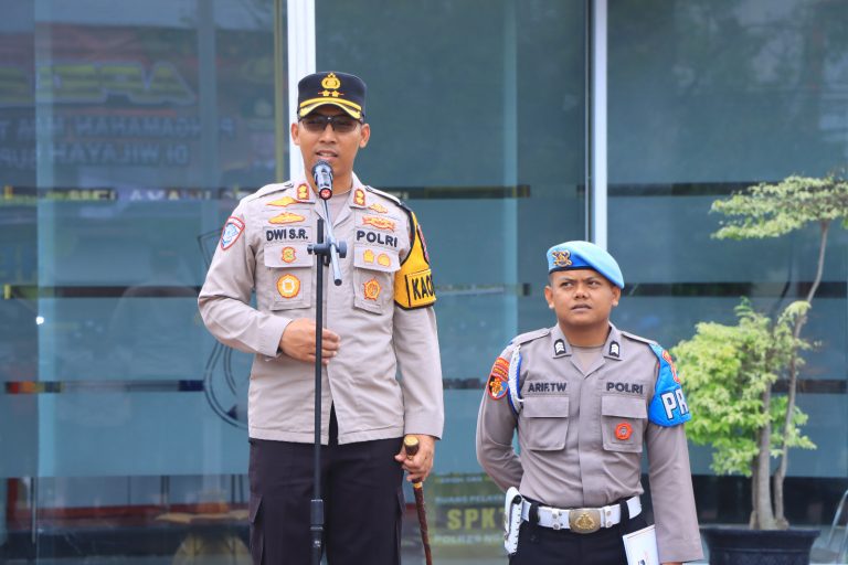 Kendaraan yang Melintas di Ngawi pada Hari ke-13 Ops Lilin Semeru 2024.