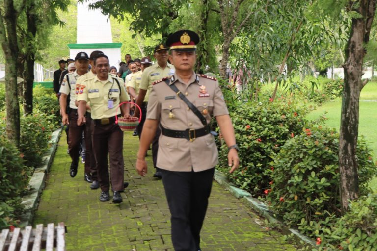 Kenang Jasa Pahlawan, Polres Ngawi bersama Pengguna dan Satpam, Ziarah di TMP