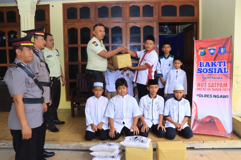 Peduli Sesama, Satbinmas Polres Ngawi Gelar Bakti Sosial Peringati HUT Satpam ke-44