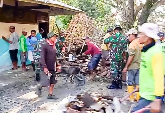 Babinsa Koramil Kepohbaru Bojonegoro dan Warga Gotong Royong bersihkan Reruntuhan Gedung SDN Pejok