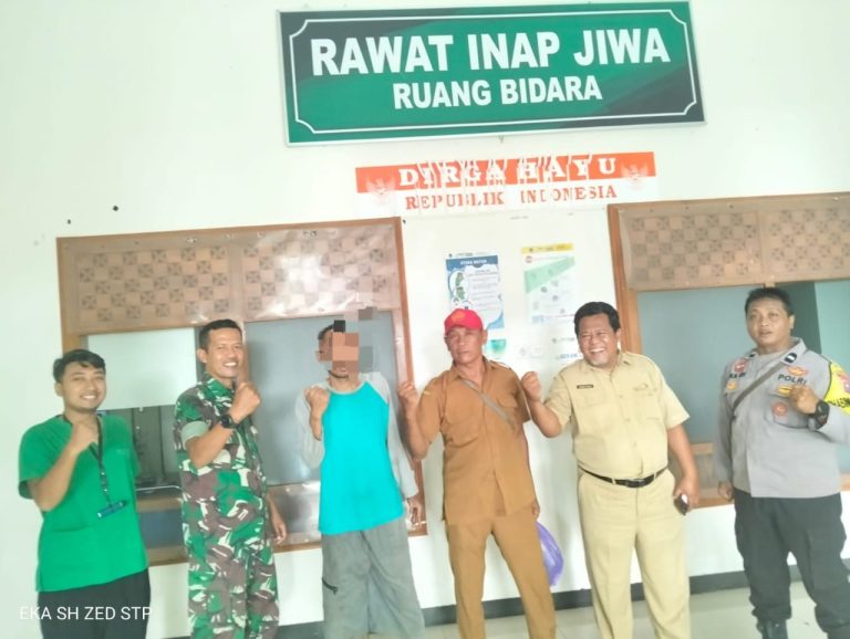 Bhabinkamtibmas Kelurahan Warujayeng dan Gepenta Bersama Babinsa Bantu ODGJ Jalani Pengobatan