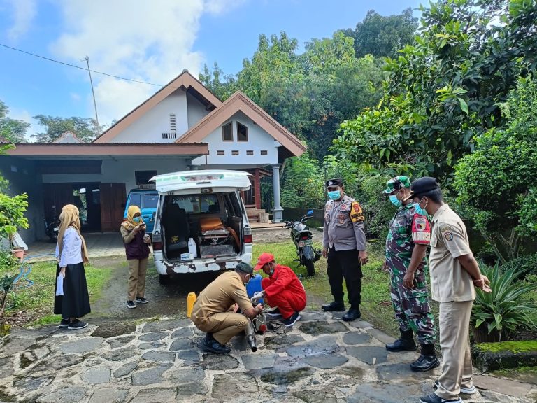 Polsek Jogorogo Lakukan Pendampingan Fogging di Desa