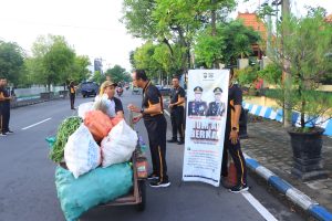 Peduli Pengguna Jalan, Polres Ngawi Berbagi Nasi dan Lauk Gratis