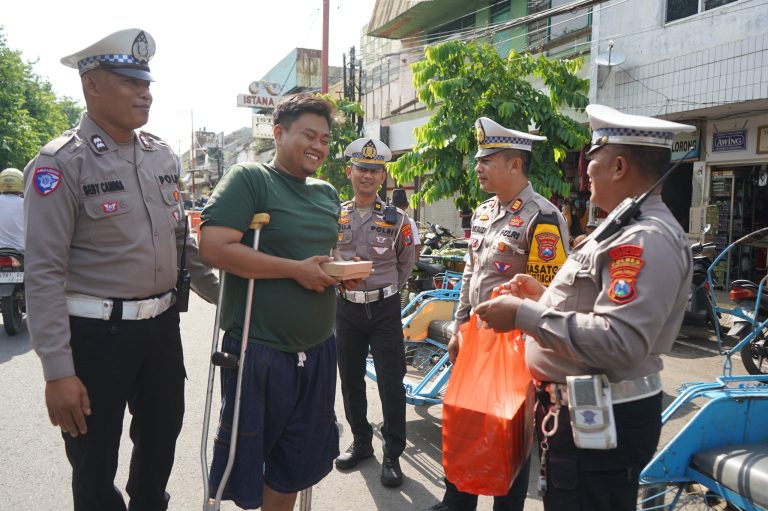 Jumat Berkah Polres Probolinggo Kota Berbagi Ratusan Nasi Bungkus di Pasar Baru