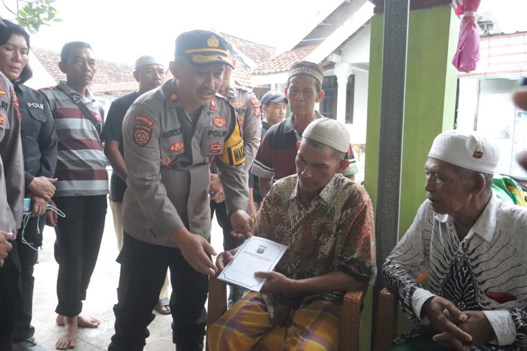 Polres Mojokerto Beri Santunan Duka Kepada Korban Ledakan di Puri