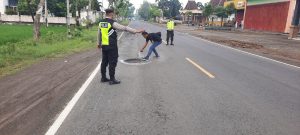 Polisi Ngawi Tandai Jalan Berlubang di Karangjati