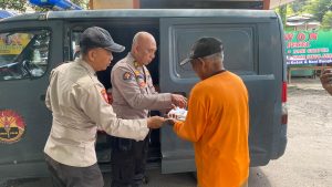 Sihumas Polres Nganjuk Berbagi Nasi Bungkus untuk Warga di Terminal dan Stasiun