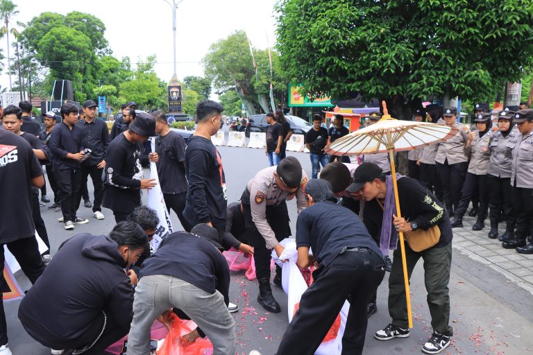 Polres Ngawi Laksanakan Pengamanan dan Ikut Bersihkan Jalan Raya Usai Aksi Damai di DPRD