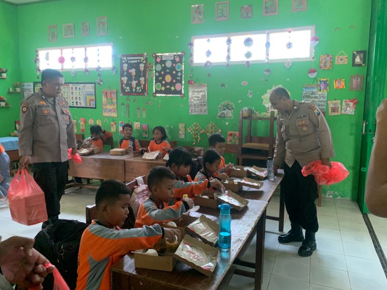 POLRES NGANJUK BAGIKAN MAKAN SIANG BERGIZI GRATIS DI SDN 1 WILANGAN