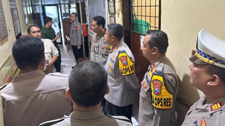 Tingkatkan Kewaspadaan, Penekanan Kapolres Pamekasan Kepada Petugas Jaga Tahanan Saat Cek Ruang Tahanan