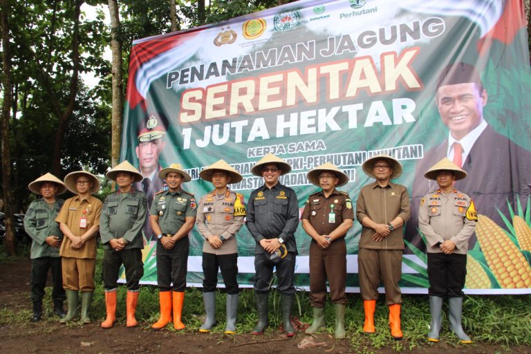 Polres Bondowoso Laksanakan Penanaman Jagung Serentak di Lahan 1 Juta Hektar