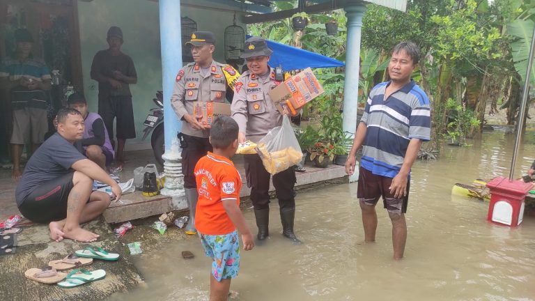 Tanggap Bencana, Polsek Jajaran Polres Ngawi Sigap Bantu Warga Terdampak Banjir