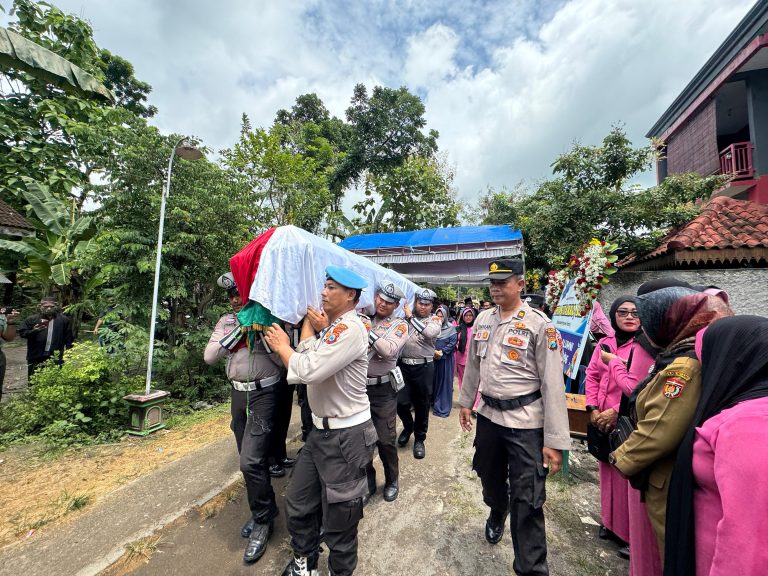 Tembakan Salvo Iringi Berpulangnya Anggota Polres Ngawi