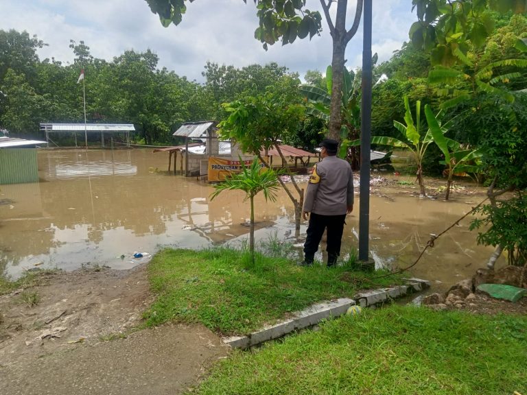 Bu Bhabin Cek Ketinggian Air di Kelurahan Karangtengah Ngawi