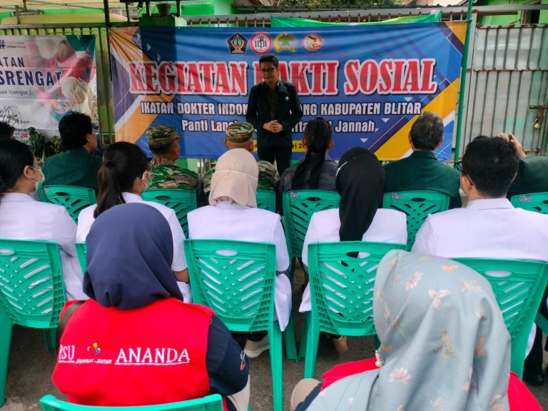 SERAHKAN BERBAGAI BANTUAN KE PANTI LANSIA, BENTUK KEPEDULIAN IDI KABUPATEN BLITAR