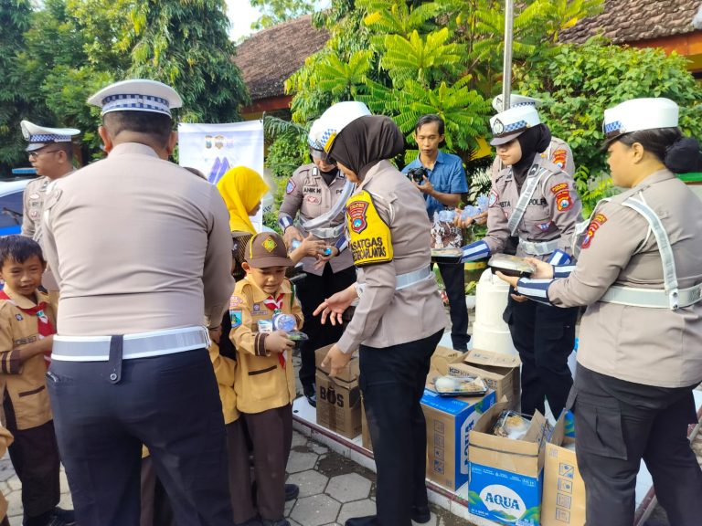 Satlantas Ngawi Berbagi Makanan Bergizi di SDN Dumplengan 2