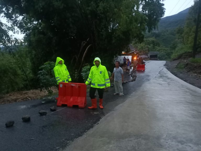 Bahu Jalan di Kendal Longsor, Polisi Ngawi Beri Tanda dan Imbau Warga