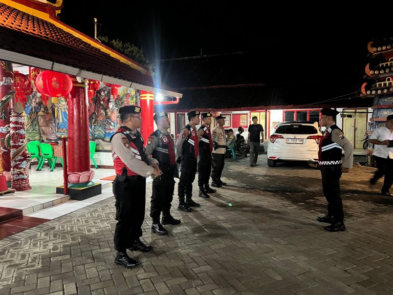 Polres Nganjuk Terjunkan Tim Sterilisasi di Klenteng Jelang Perayaan Imlek 2025