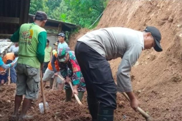 Polsek Sawahan Sigap Tangani Longsor di Dusun Tiling