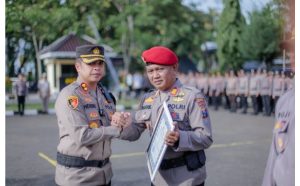 Kapolres Sampang Berikan Penghargaan Kepada 27 Anggotanya Yang Berprestasi.