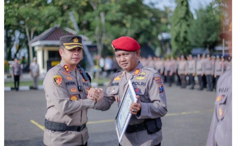 Kapolres Sampang Berikan Penghargaan Kepada 27 Anggotanya Yang Berprestasi.