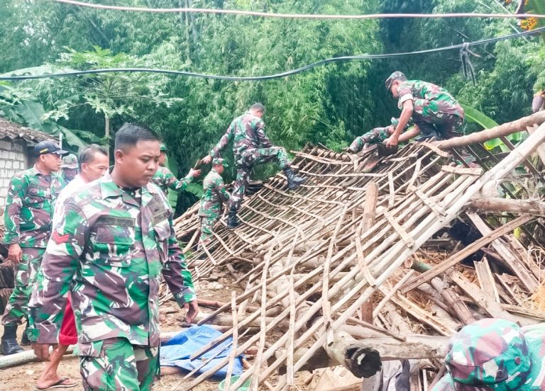 Babinsa Kepohbaru Bojonegoro dan Warga, Gotong Royong Membersihkan Material Rumah Roboh di Desa Brangkal
