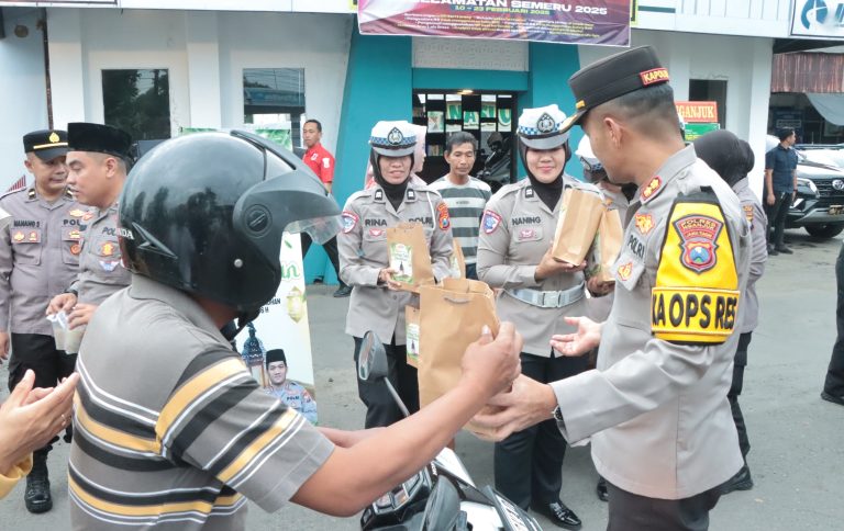 Berkah Ramadan, Kapolres Nganjuk bersama Jajaran Bagikan Ratusan Paket Takjil
