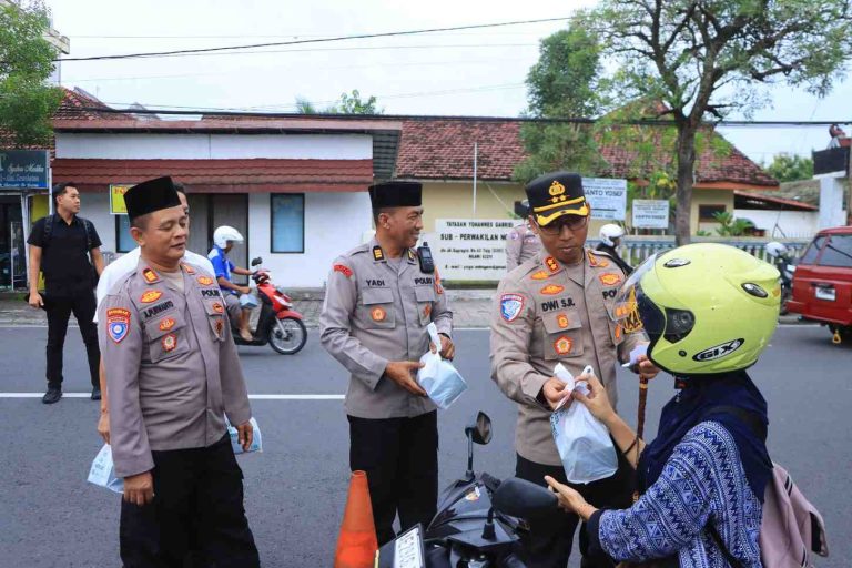 Ramadhan Peduli, Kembali Polres Ngawi Berbagi Takjil