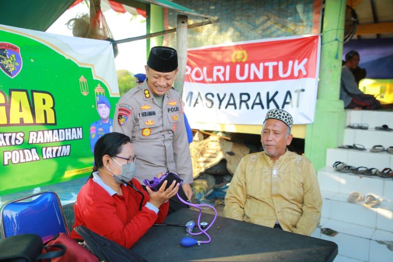 Gelar ‘Pegar’ Ditpolairud Polda Jatim Peduli Kesehatan Warga Nelayan di Bulan Ramadhan
