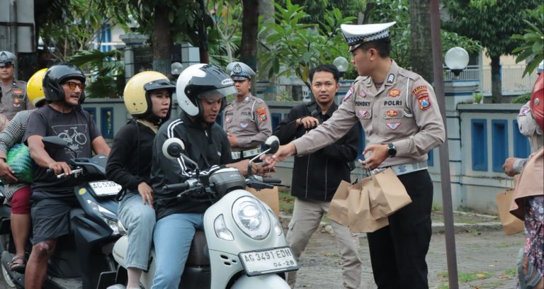 Berkah Ramadan, Polres Nganjuk Bagikan Ratusan Paket Takjil untuk Pengguna Jalan