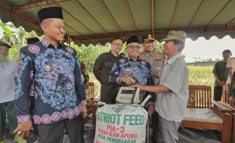 KAPOLRES BLITAR BERSAMA BUPATI DAN FORKOPIMDA LAKSANAKAN PANEN RAYA DI KABUPATEN BLITAR