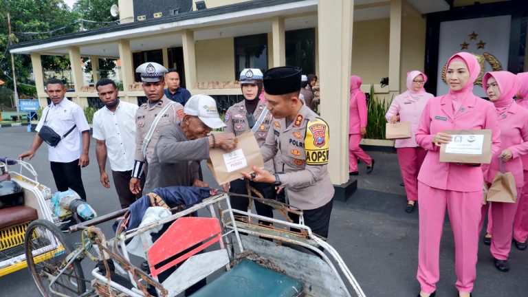 Berkah Ramadhan Polres Bondowoso Gelar Aksi Berbagi Takjil dengan tukang becak