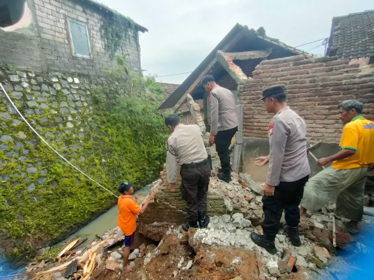 Polisi Ngawi Bantu Bersihkan Pondasi dan Tembok Dapur yang Longsor di Ngrambe