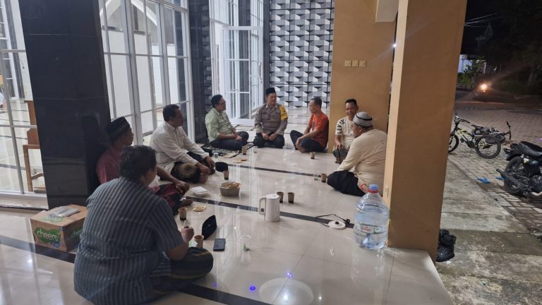Jaga Kamtibmas Ngawi di Bulan Ramadhan Tetap Kondusif, Polsek Geneng Patroli Dialogis di Masjid 