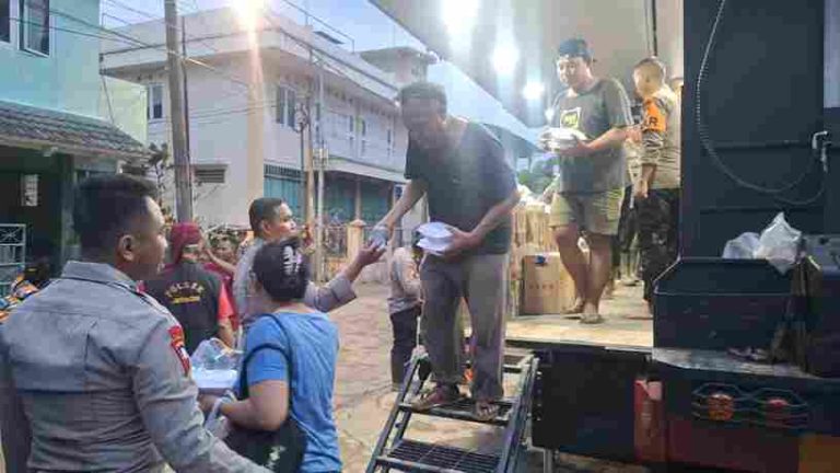 Polri Dirikan Dapur Lapangan 24 Jam Penuh untuk Korban Banjir Pondok Gede Permai Bekasi