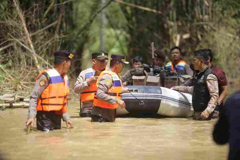 Polres Sampang Beri Bantuan Korban Banjir Dampak Luapan Sungai Kamuning