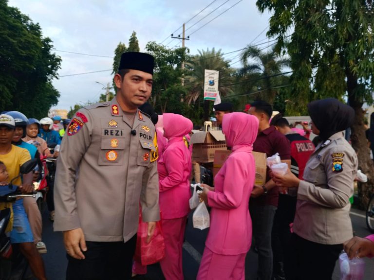 Polres Situbondo Bagikan Takjil Pada Masyarakat